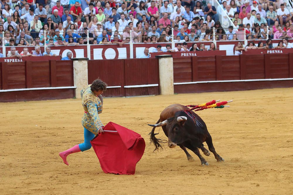 Más de siete mil personas presencian una final del Certamen de Escuelas Taurinas de buen nivel en la que el triunfador fue Miguel Aguilar y en la que también destacó el almeriense Jorge Martínez