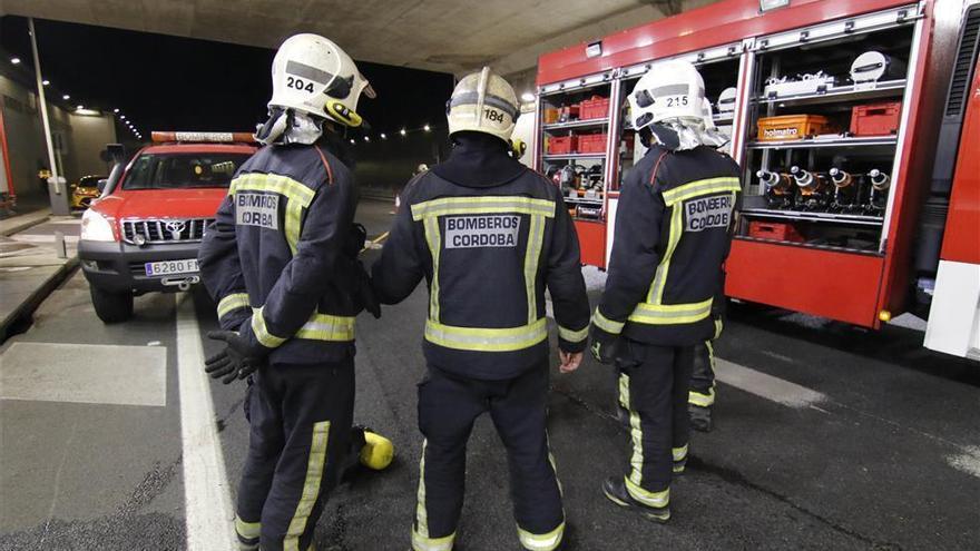 Los bomberos rescatan a un hombre atrapado en su vehículo junto a la rotonda de la avenida del Aeropuerto