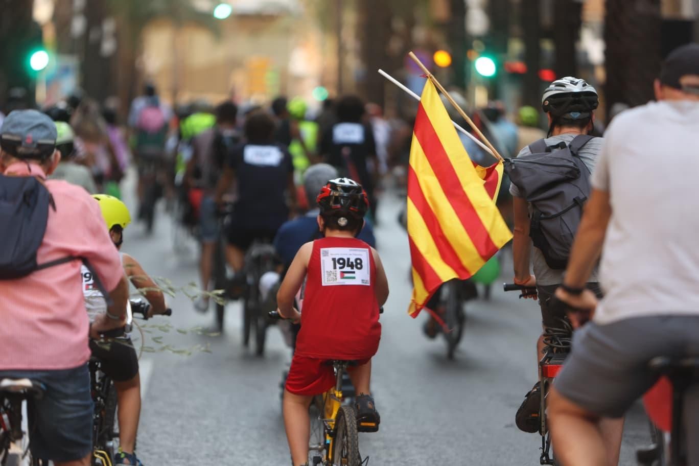 La revuelta ciclista en Alicante por Palestina, en imágenes