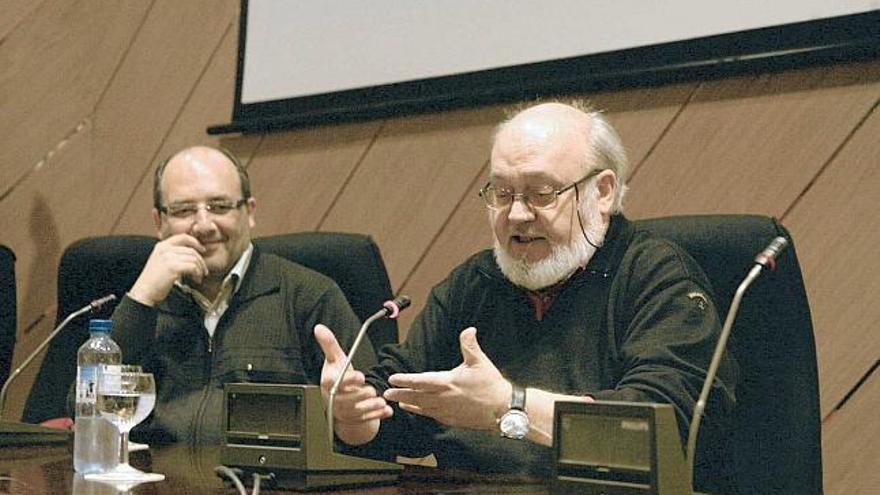 José Luis Cuerda, en un momento del coloquio que se celebró en el campus de Ourense