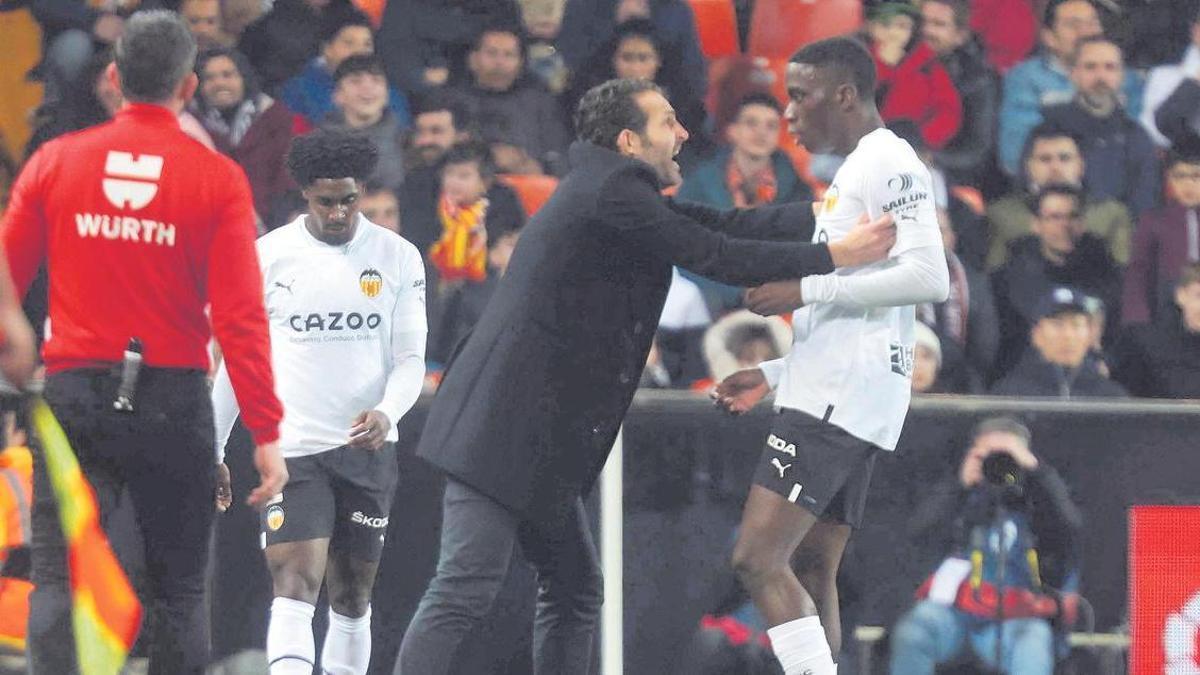 Baraja da instrucciones a Ilaix Moriba en el partido contra la Real Sociedad