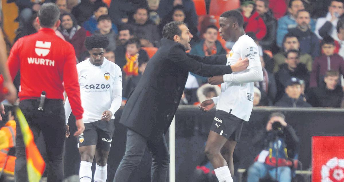 Baraja da instrucciones a Ilaix Moriba en el partido contra la Real Sociedad