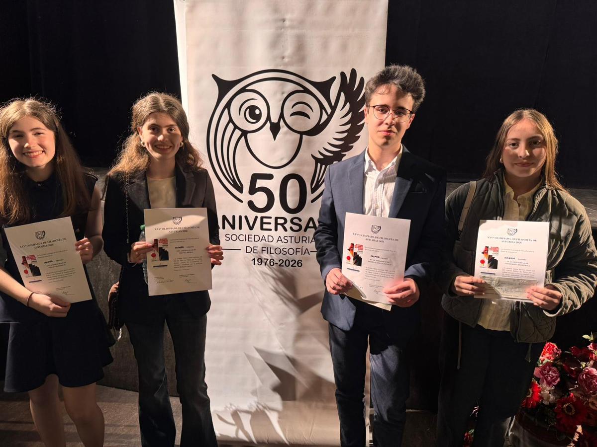 De izquierda a derecha, Julia Castilla Mauriz, Carlota Otero Arboleya, Mateo Cayarga Valle y Jimena Páramo Alonso, ganadores de la Olimpiada Filosófica en Asturias