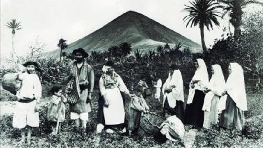 Esta imagen de 1890 es una de las curiosidades del libro La fotografía en Gran Canaria 1840-1940. Cho Bartolo el de la degollada y familia está realizada en Gáldar (Gran Canaria) pero se empleó para promocionar turísticamente Tenerife.