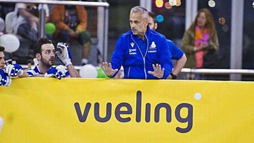 Juan Copa pide calma desde el banquillo en el partido contra el Barcelona en el Palacio de Riazor.