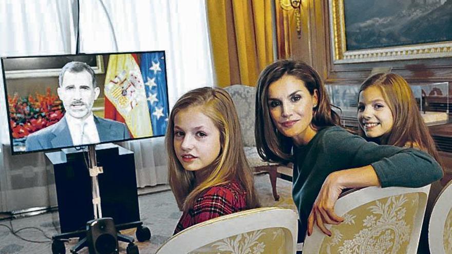 Letizia y las infantas siguen la grabación en otra sala