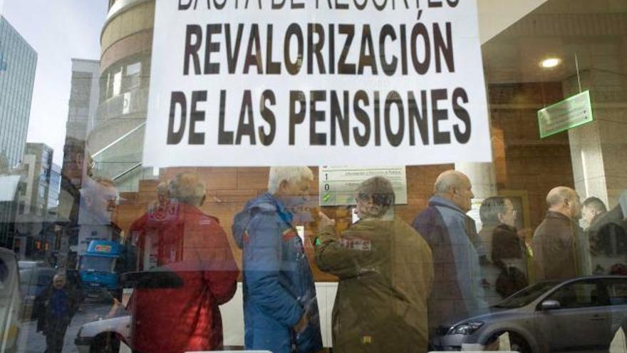 Pensionistas de UGT, esperando a la cola en la Seguridad Social.