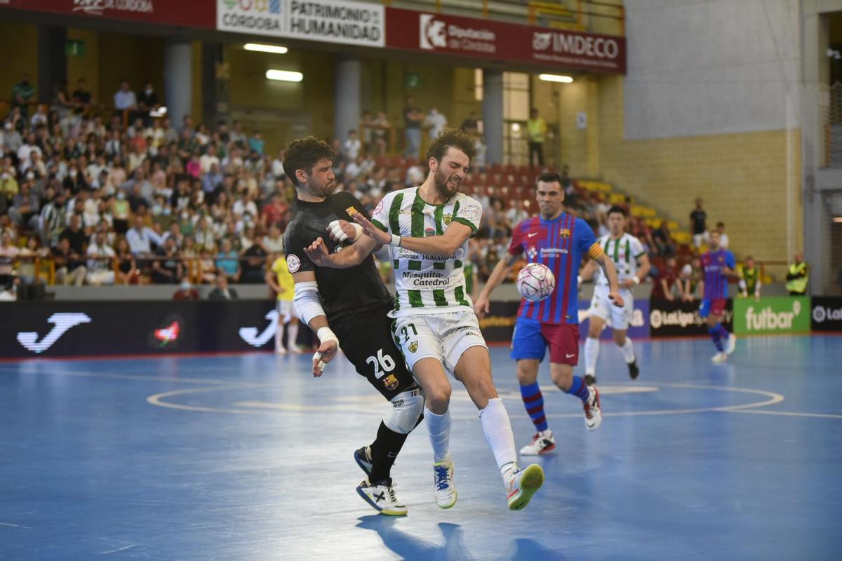 Zequi, en una acción de ataque en el último Córdoba-Barça de la pasada temporada.