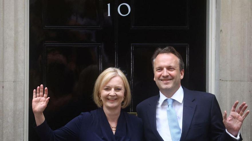 Liz Truss i el seu marit, Hugh O’Leary, davant del 10 de Downing Street | REUTERS