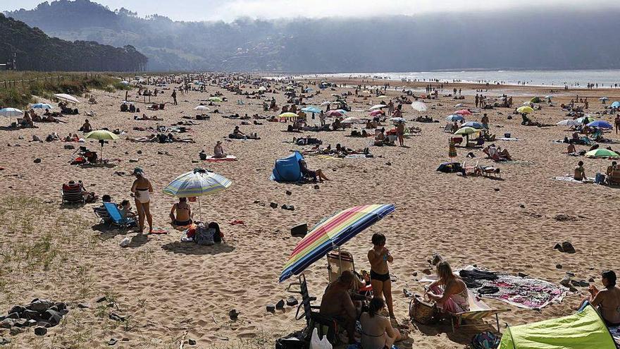 Bañistas en la playa de Rodiles el pasado mes de mayo, después del confinamiento.