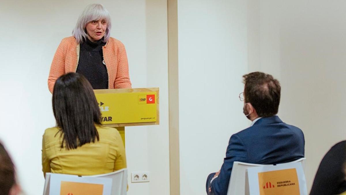 Pla mitja de Dolors Sabater (CUP-UNCPG) pronunciant una conferencia politica davant Marta Vilalta i Pere Aragones (ERC) el 17 de marc del 2021  Horitzontal  CUP- Roser Gamonal ACN