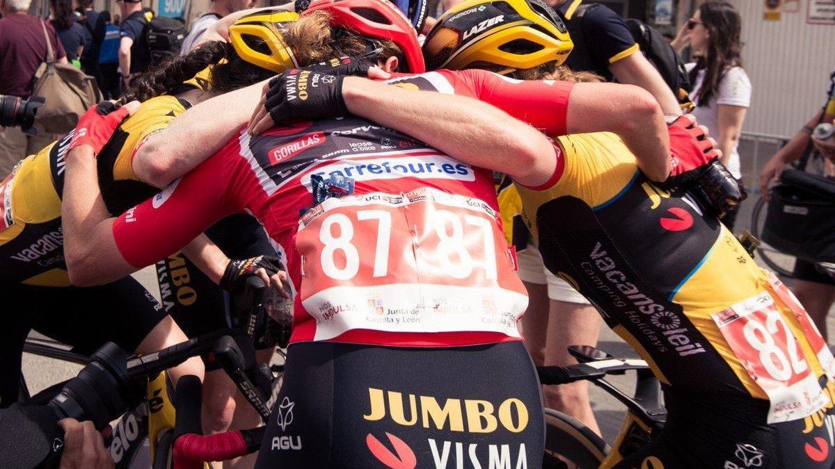 Marianne Vos (de rojo) recibe la enhorabuena de sus compañeras tras ganar la tercera etapa de la Vuelta.