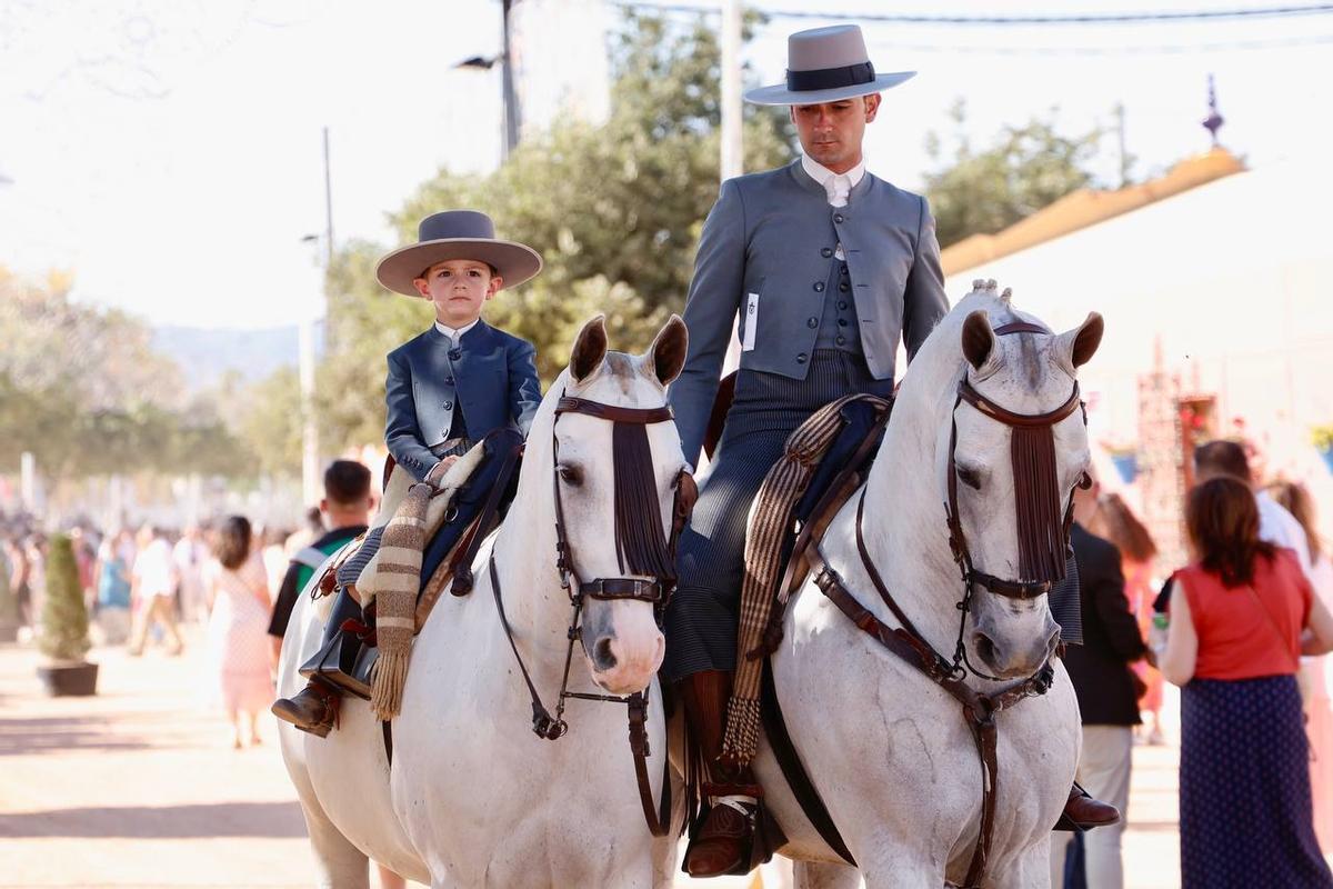 La Feria de Córdoba en imágenes: un martes para tomárselo sin prisas en El Arenal