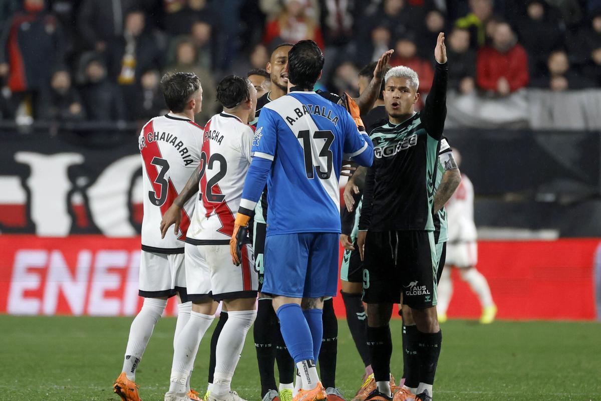 Los jugadores del Betis discuten con los jugadores del Rayo durante el partido.