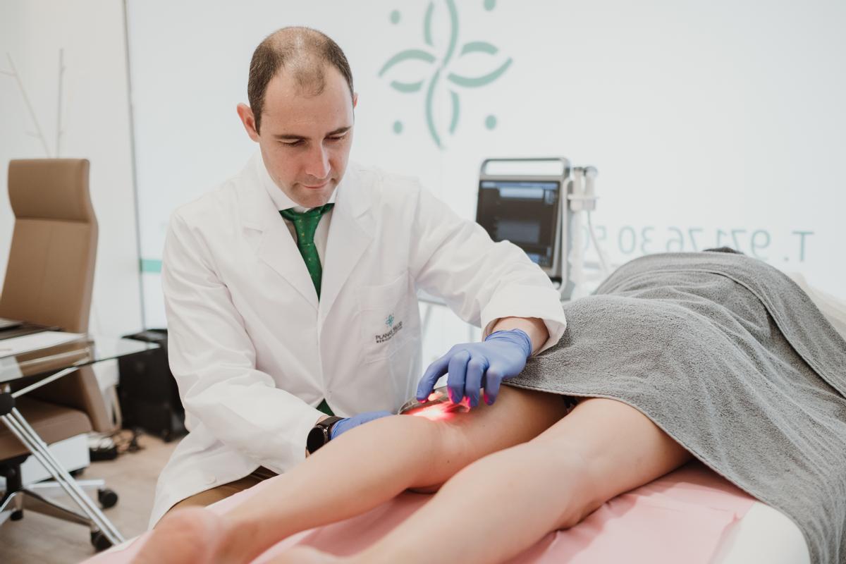 El doctor Ramón Saiz Mendiguren, médico especialista en Radiología Vascular, aplica técnicas avanzadas para eliminar las varices.