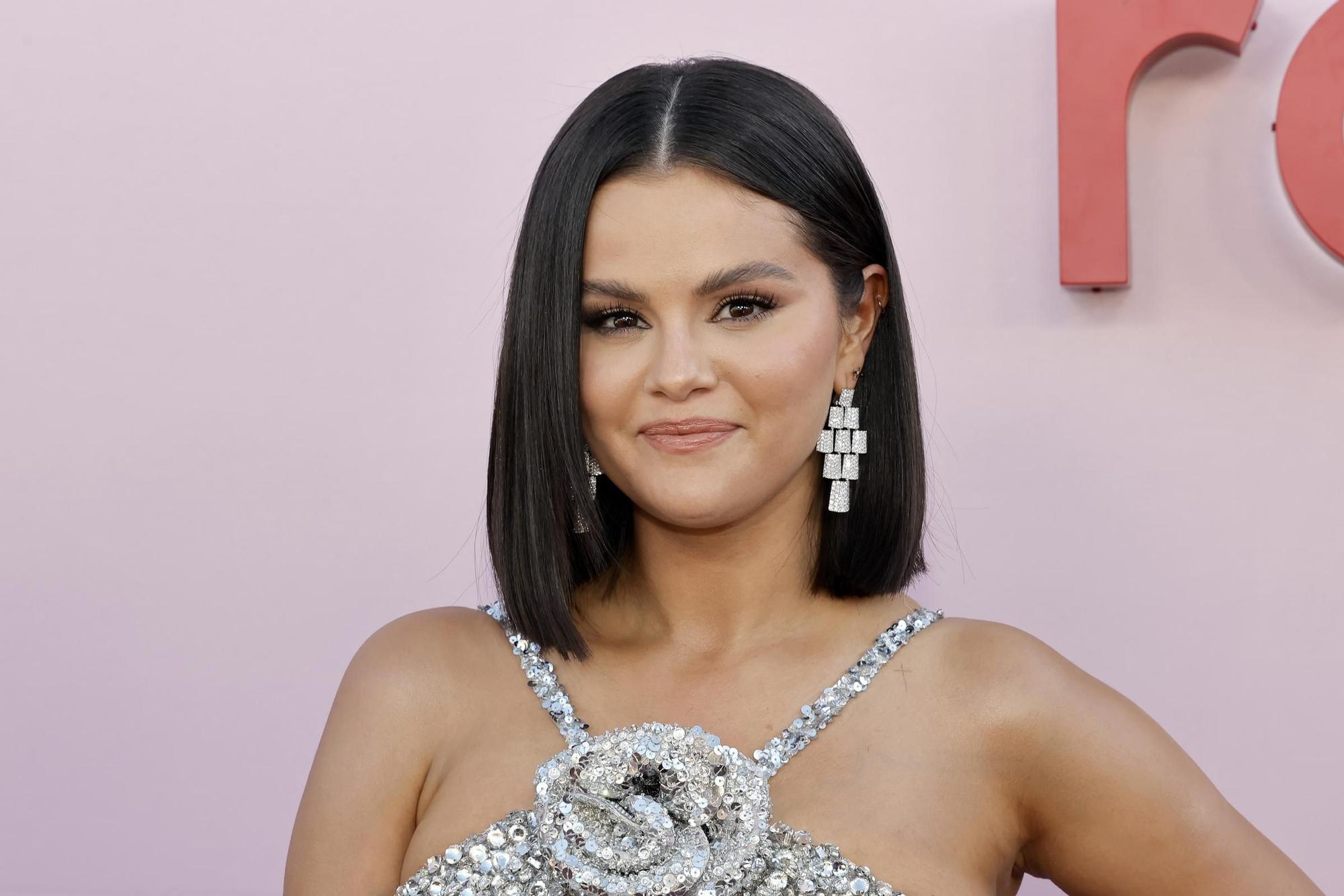 Selena Gomez en un evento de Rare Impact Fund, su fundación que apoya la salud mental de los jóvenes