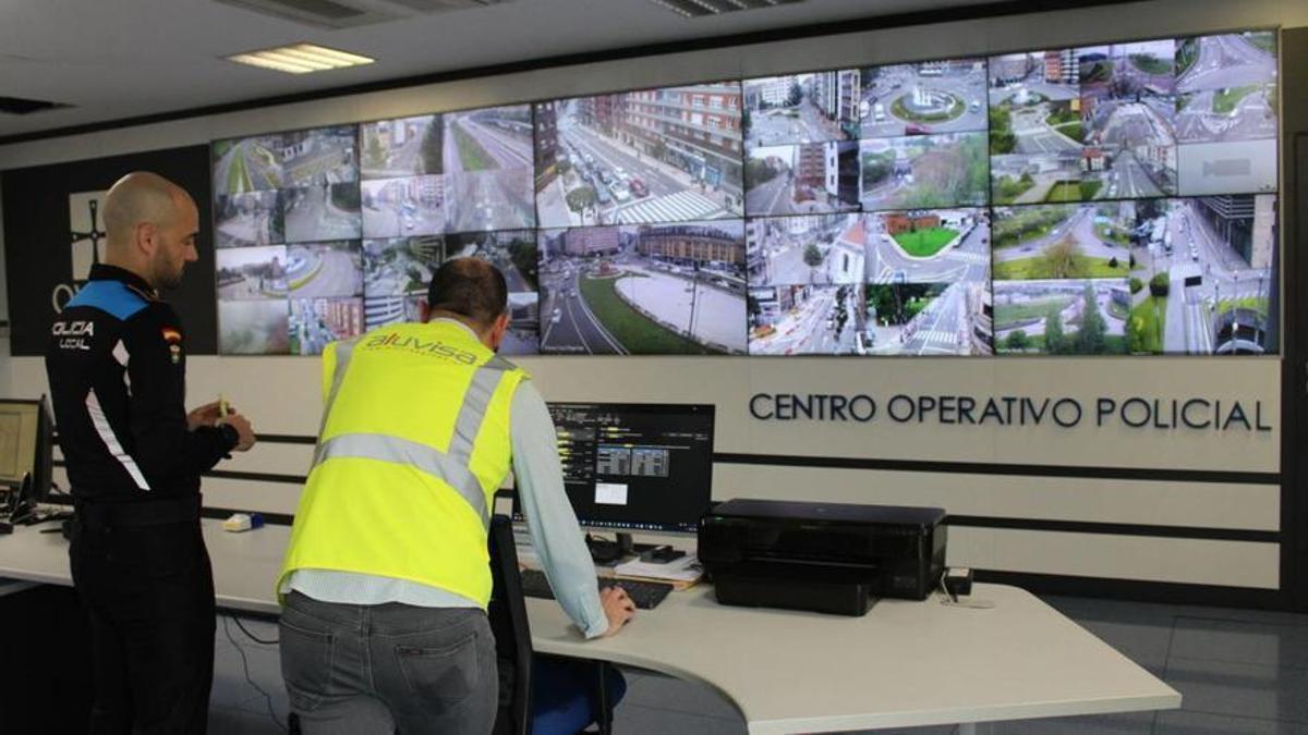 A la izquierda, el inspector Diego Cortina y el ingeniero Aarón Martínez en la sala destinada al control del tráfico. Arriba, Aarón Martínez y Amparo López, durante uno de los turnos de guardia. Abajo, dos agentes de la Policía Local controlando las cámaras en la sala del 092.