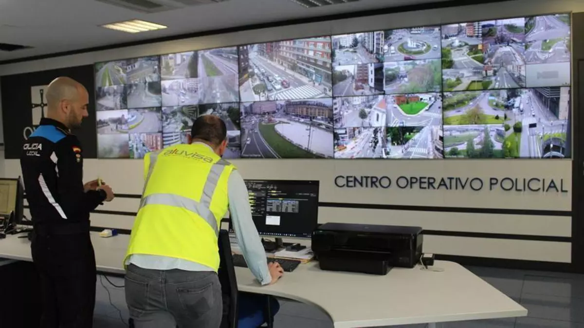 Los ojos que todo lo ven: así trabajan los agentes de Oviedo que controlan el tráfico y lo que pasa en la ciudad gracias a 170 cámaras