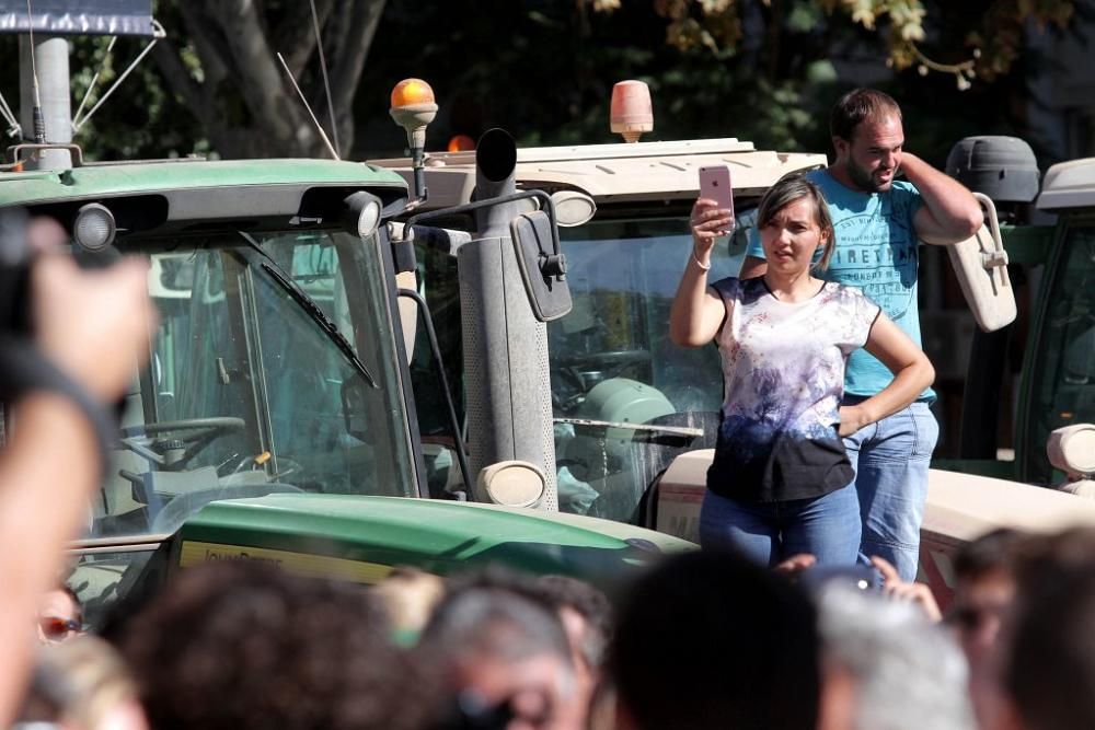 Protesta de agricultores en la Asamblea Regional