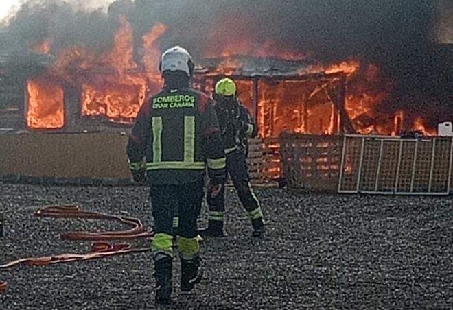 Incendio de varios camiones en Las Rubiesas en Tede