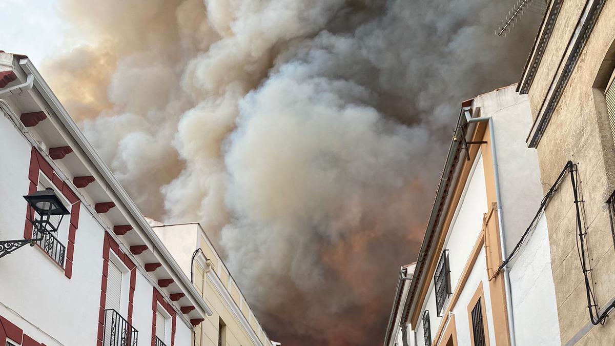 Calles de Villaharta con el incendio de fondo.