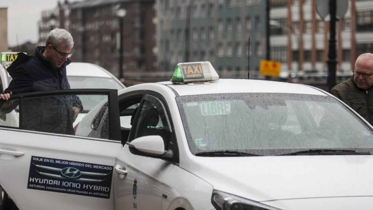 Taxis en una parada de Oviedo.