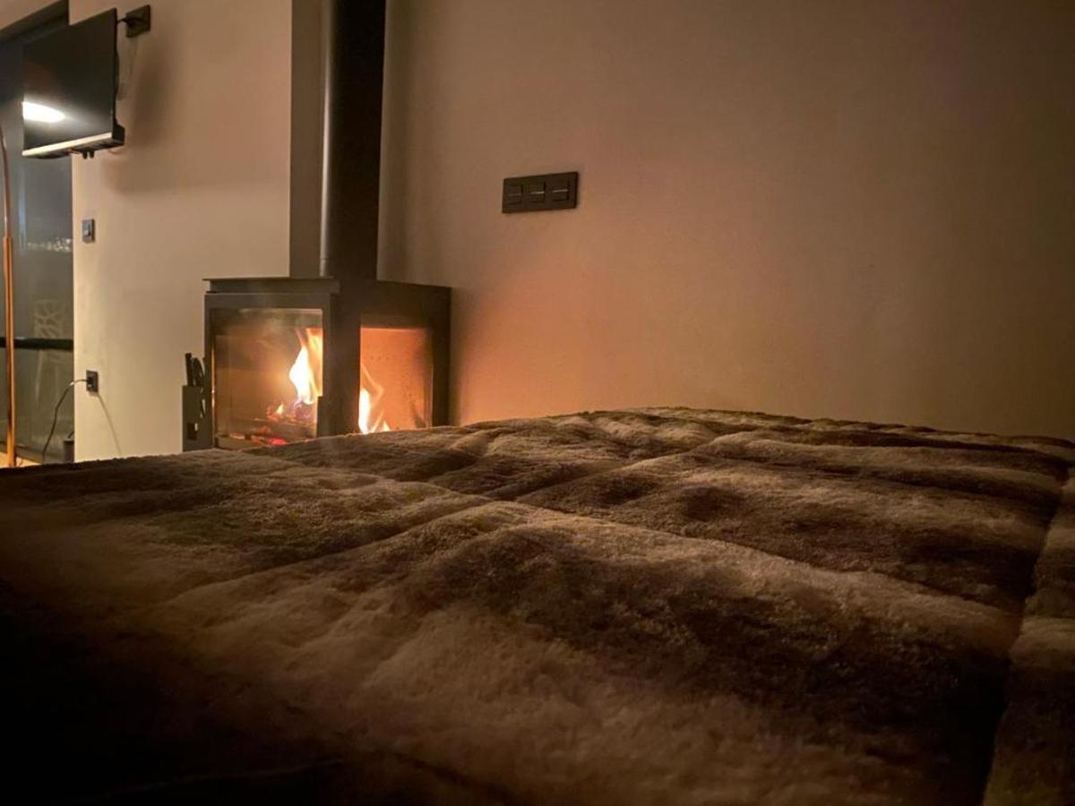 Un vagón de tren de mercancías y un helicóptero: alojamientos insólitos en Casas Altas