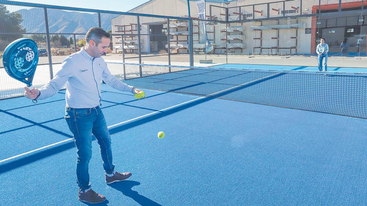 Fernando Cánovas, gerente de la empresa, practica el pádel en una pista de muestra