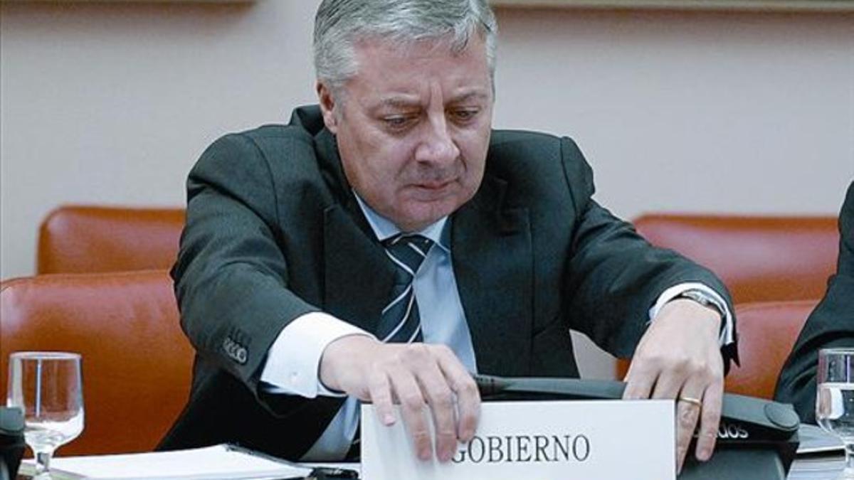 El ministro de Fomento, José Blanco, en la comisión de su departamento en el Congreso.