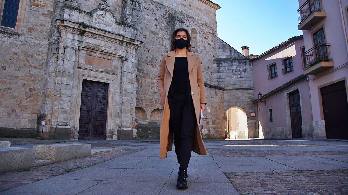 La delegada de la Junta de Castilla y León en Zamora, Clara San Damián, pasea  por el Casco Antiguo de la capital. | Jose Luis Fernández