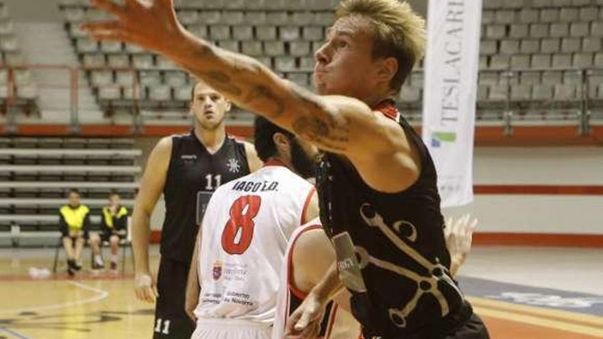 Ángel Moro intenta una bandeja ante el Basket Navarra.