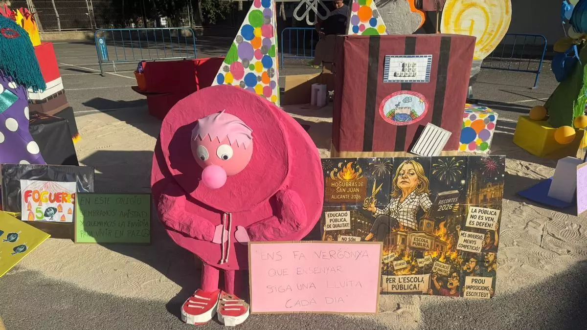 De la huelga a las Hogueras: los centros educativos de Alicante se llenan de ninots en defensa de la escuela pública