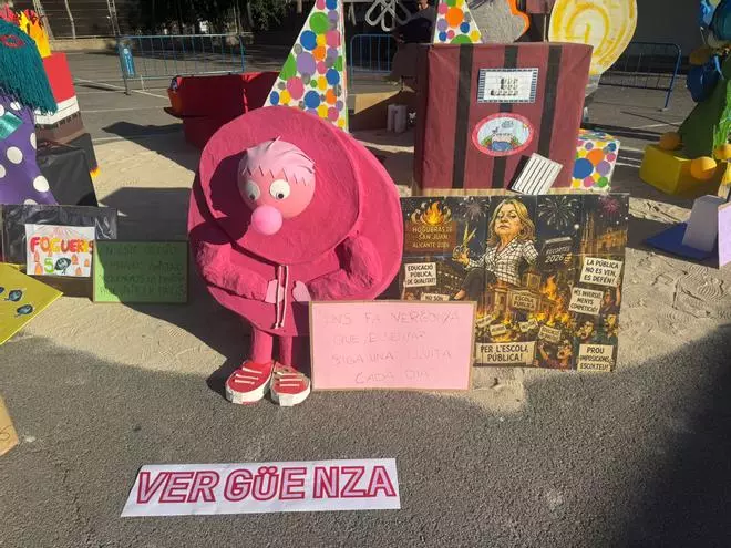 De la calle a las Hogueras: los colegios e institutos de Alicante se llenan de monumentos en defensa de la educación pública