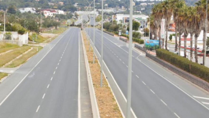 Autovia deserta de trànsit, una imatge habitual durant el període de confinament.