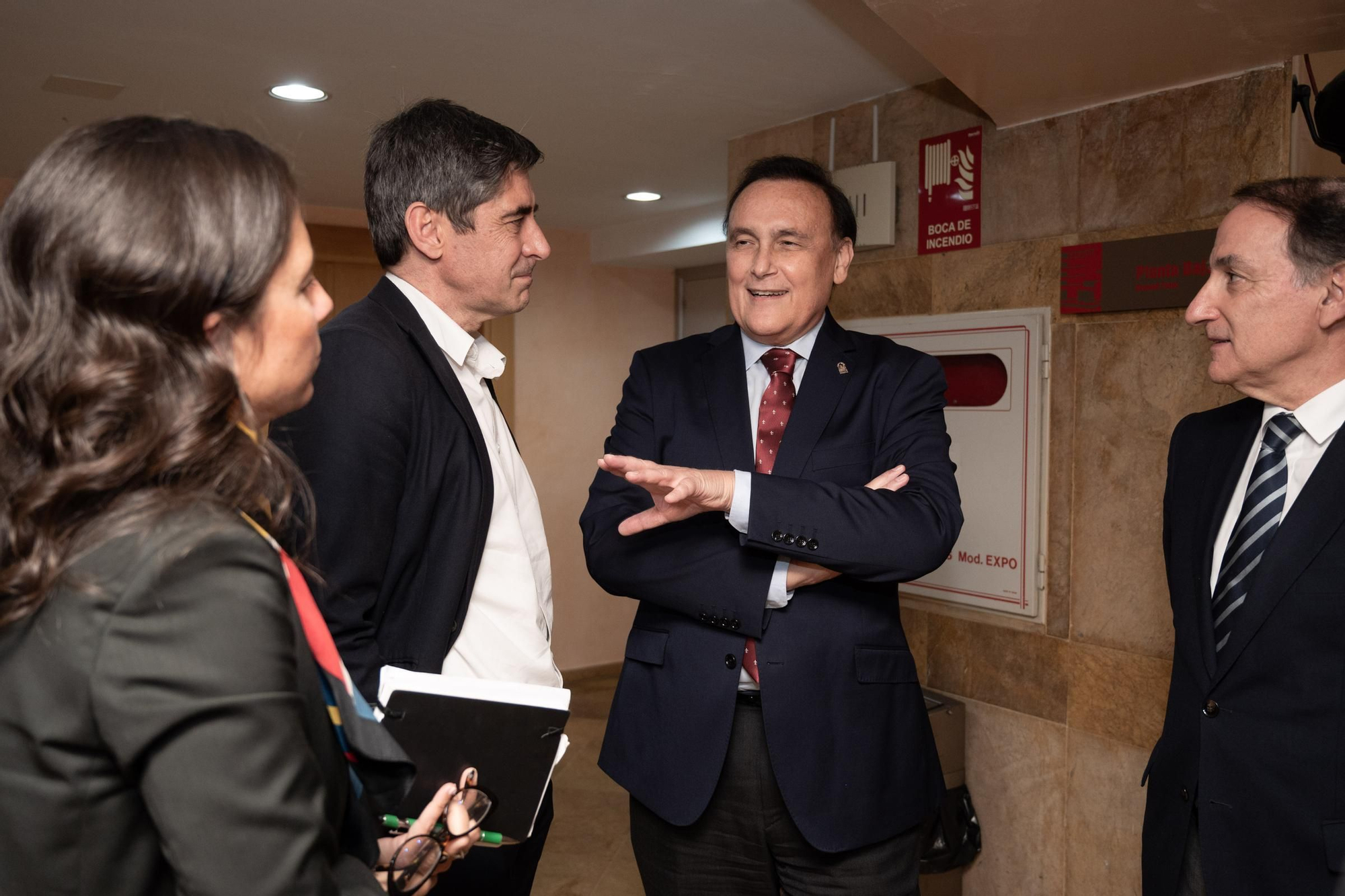 De izquierda a derecha: Isabel Morillo, directora de El Correo de Andalucía; Andrés Sánchez, director general de Prensa Ibérica en la Comunidad Valenciana, Murcia y Andalucía; José Carlos Gómez Villamandos, Consejero de Universidad, Investigación e Innovación de la Junta de Andalucía; Javier González de Lara, presidente de CEA