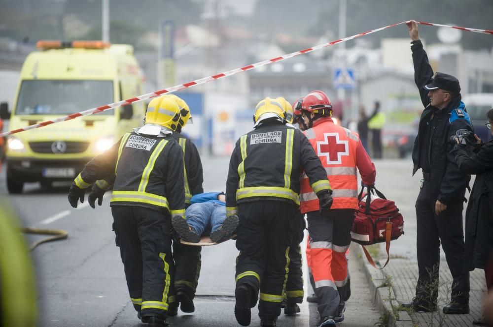 Bomberos y personal de los equipos de emergencias ensayan cómo intervenir en caso de accidente con mercancías peligrosas