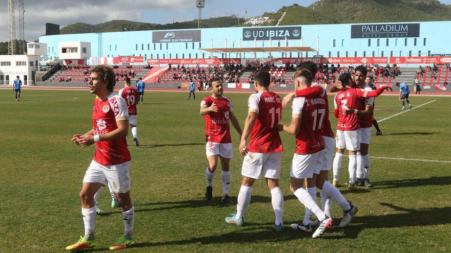 Jugadores del CD Ibiza en un partido reciente ante el Badalona Futur.