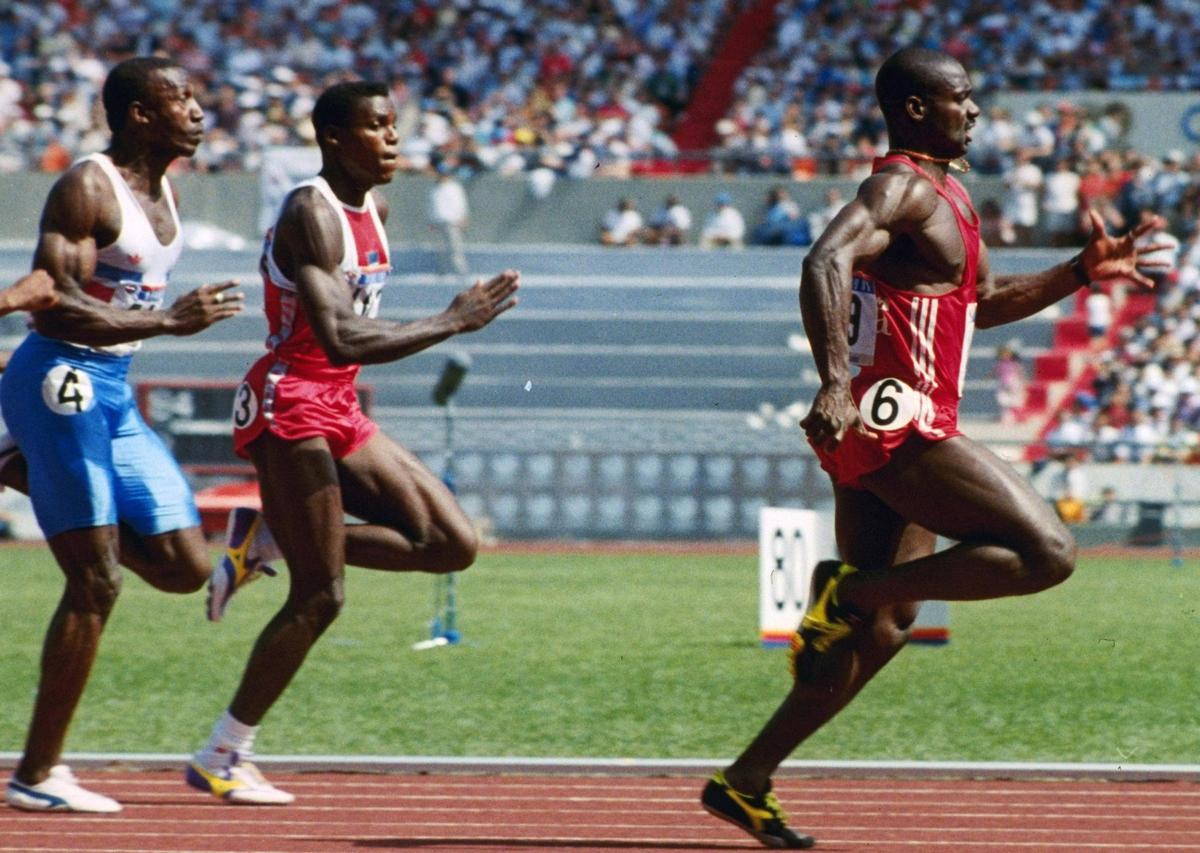 Ben Johnson cruzando la meta dos cuerpos por delante de Carl Lewis en la final de Seúl 88