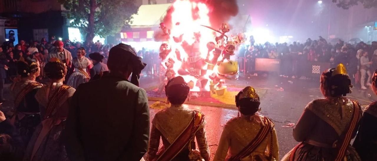 La fallera major infantil de la comarca va acudir a la ‘cremà’ de la Falla La Victòria