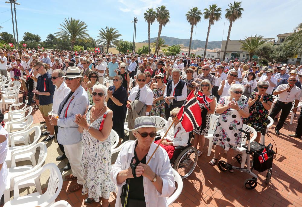 Los residentes visten trajes regionales y participan masivamente en un pasacalle y los parlamentos para conmemorar la festividad