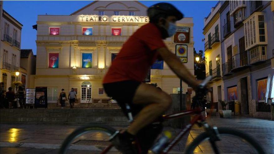 Un ciclista, delante de la fachada del Cervantes durante el Festival