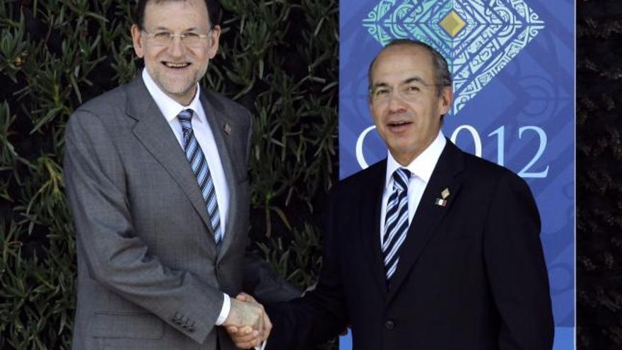 Rajoy es recibido por el presidente de México, Felipe Calderón, a su llegada a la séptima cumbre de los países del G20.