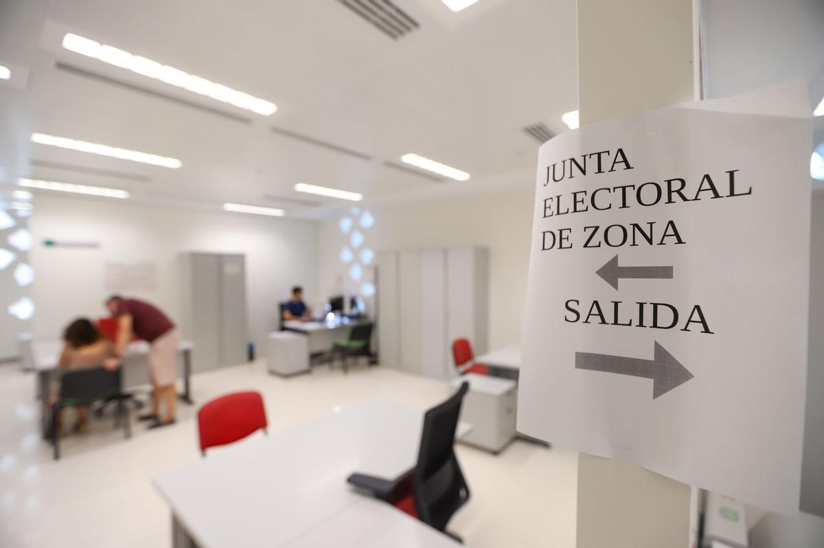 Presentación de excusas en la Junta Electoral de Zona de Córdoba, este viernes.