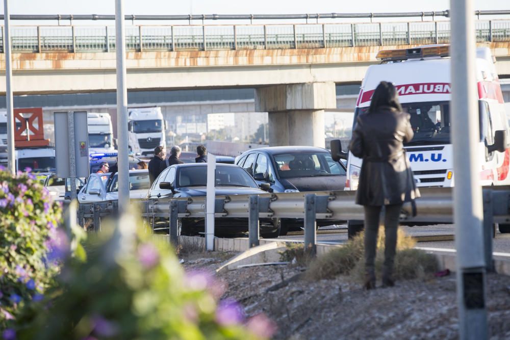 Accidente en la V-30 provoca retenciones de varios kilómetros