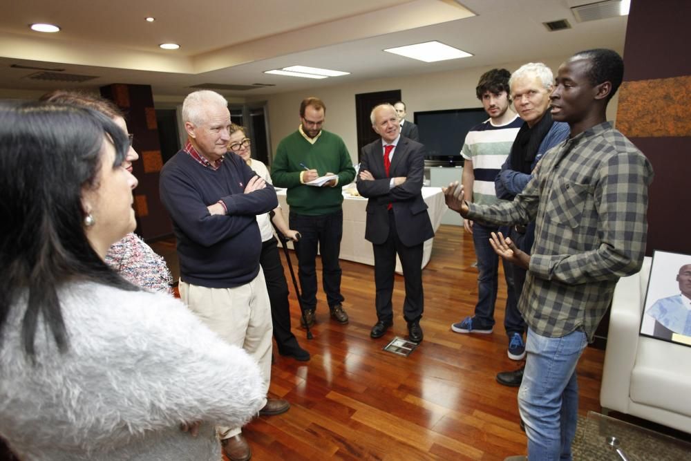 Entrega del "Asturiano del mes" a Abdou Karim