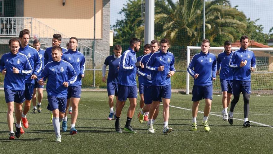 Los jugadores del Avilés, en los primeros minutos del entrenamiento de esta mañana en Miranda.