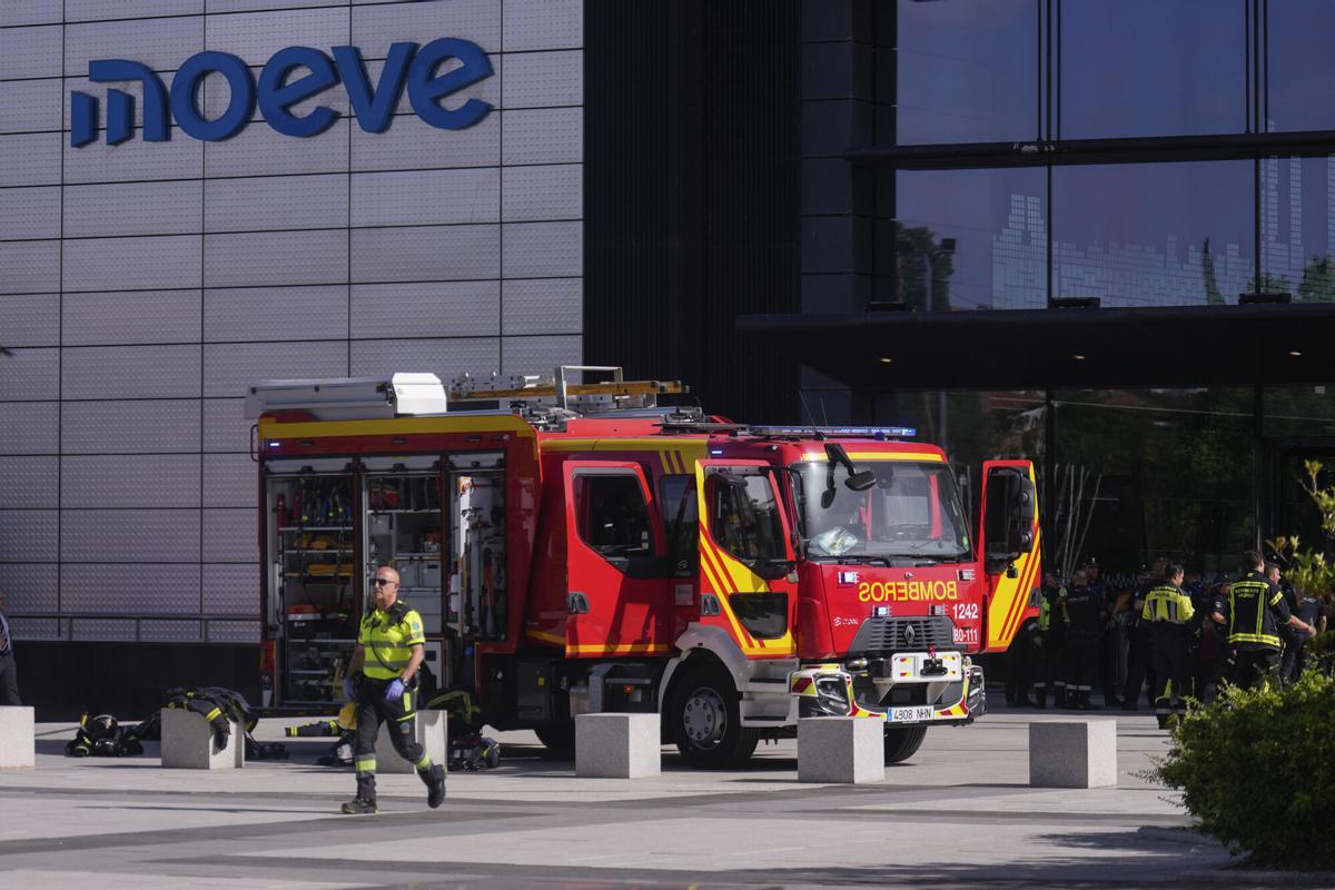 Efectivos del cuerpo de Bomberos del Ayuntamiento de Madrid acuden a desalojar este martes la torre Moeve, antigua Cepsa
