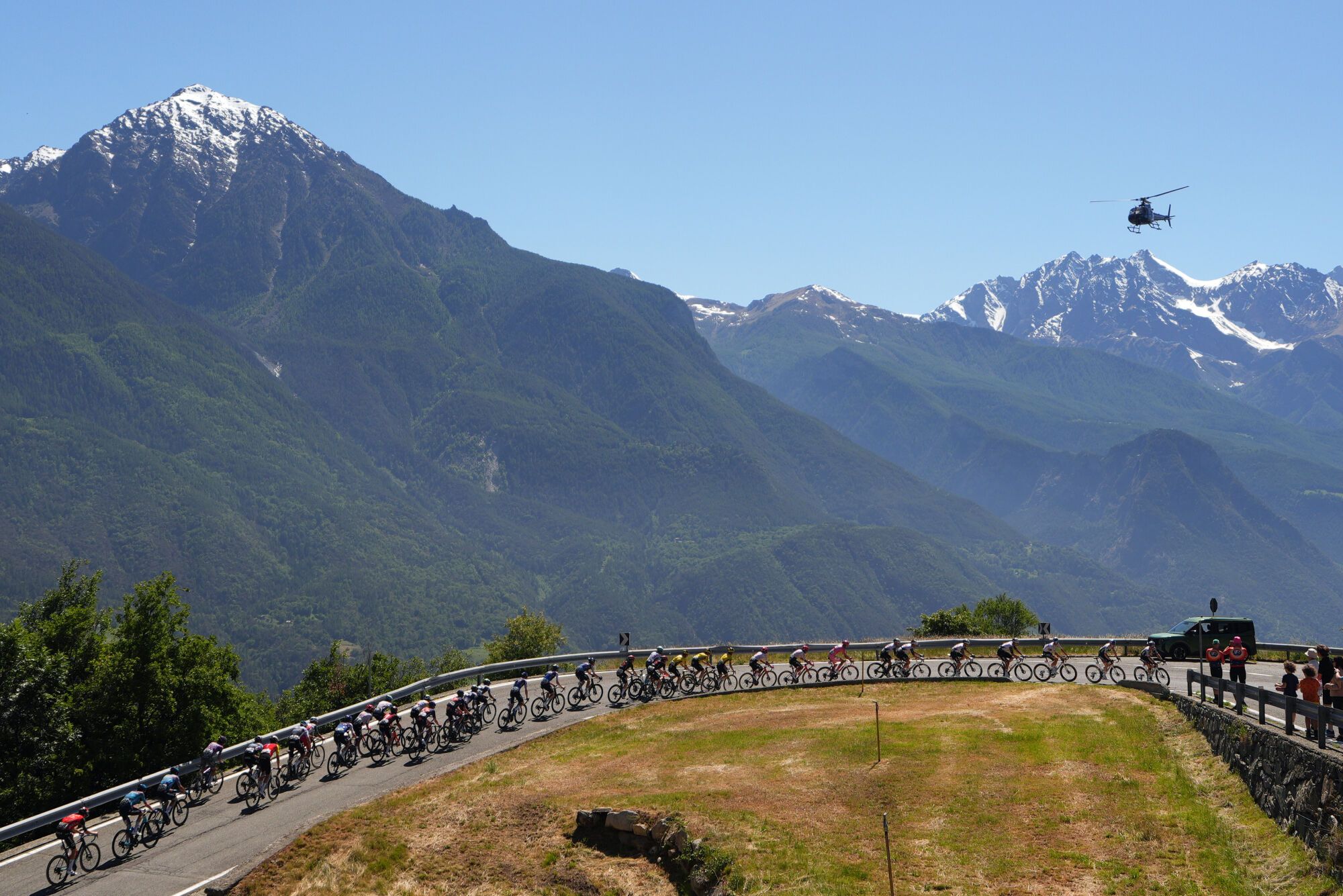 30 May 2025, Italy, Champoluc: The peloton rides during the nineteenth stage of the 108th Giro d'Italia cycling race, 166km from Biella to Champoluc. Photo: Fabio Ferrari/LaPresse via ZUMA Press/dpa Fabio Ferrari/LaPresse via ZUMA / DPA 30/05/2025 ONLY FOR USE IN SPAIN. Fabio Ferrari/LaPresse via ZUMA / DPA;sports;cycling;2025 Giro d'Italia - Stage 19;