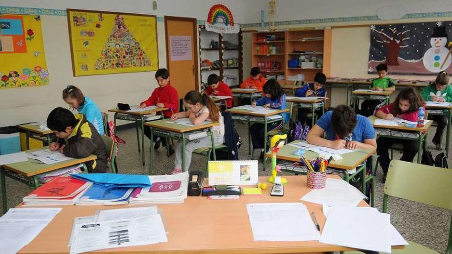 Escolares de tercero en el centro de Prado durante el reciente examen de reválida. // Bernabé/Javier Lalín