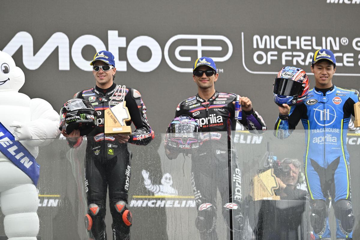 MARTIN Jorge (spa), Aprilia Racing, Aprilia RS-GP26, podium, portrait, winner with BEZZECCHI Marco (ita), Aprilia Racing, Aprilia RS-GP26 and OGURA Ai (jpn), Trackhouse MotoGP Team, Aprilia RS-GP26 during the 2025 MotoGP Michelin Grand Prix de France from May 8 to 10th 2026 at the Circuit Bugatti in Le Mans, France - Photo Studio Milagro / DPPI AFP7 10/05/2026 ONLY FOR USE IN SPAIN